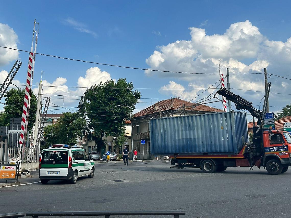 INCIDENTE. Camion taglia i cavi elettrici del passaggio a livello, paura in città