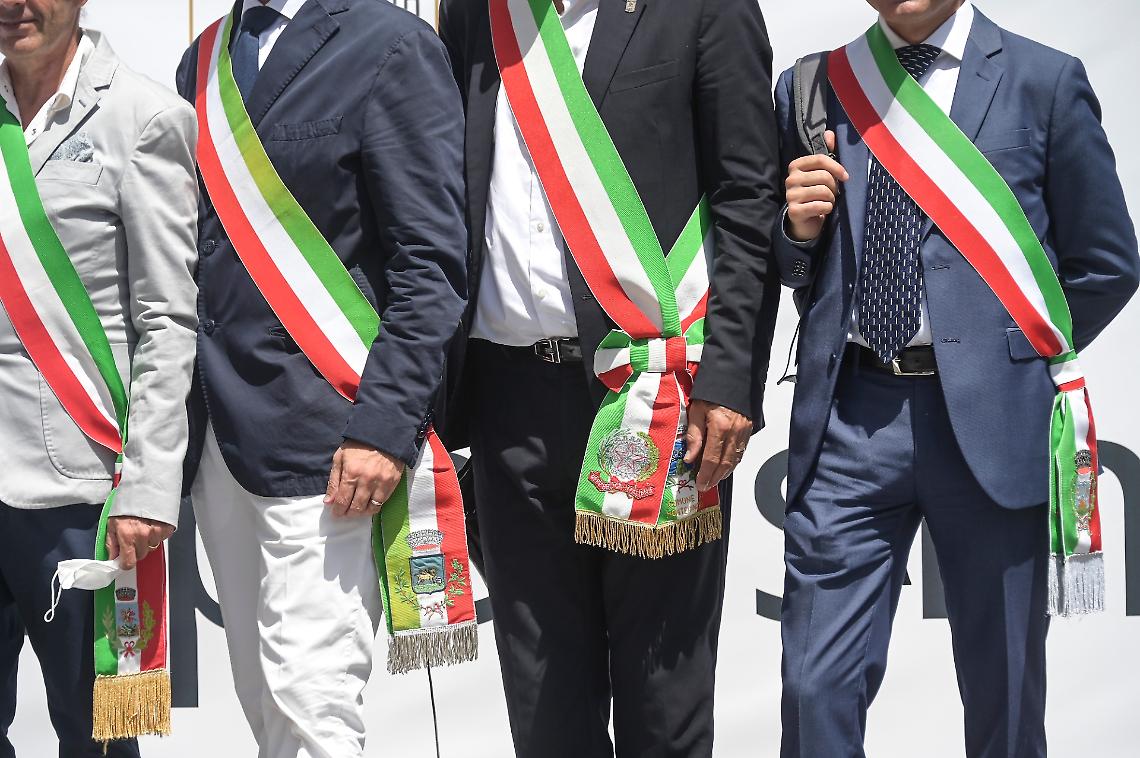 Via la tagliola del doppio mandato per i sindaci, via l'abuso d'ufficio, avanti tutta con gli aumenti