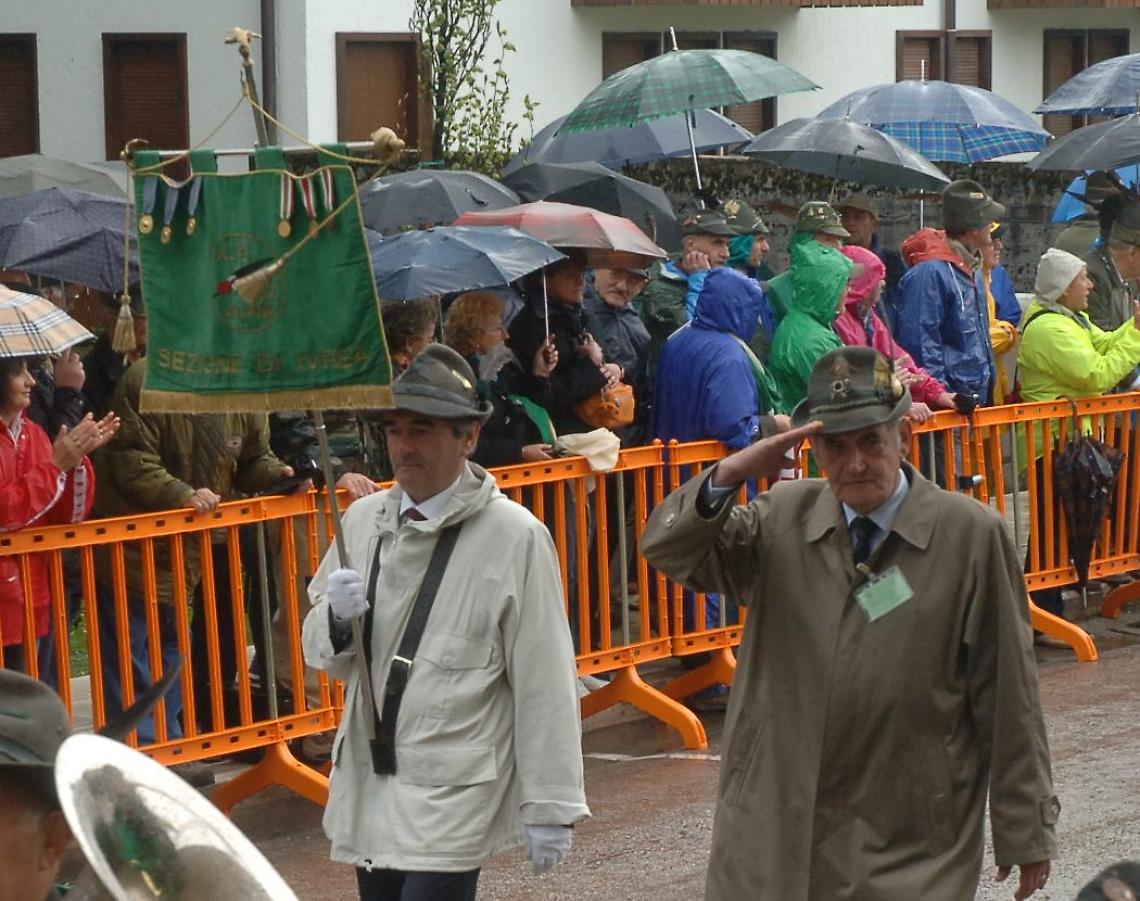 Luigi Sala (a destra) in sfilata all'Adunata di Asiago nel 2006, di scorta al vessillo della Sezione di Ivrea