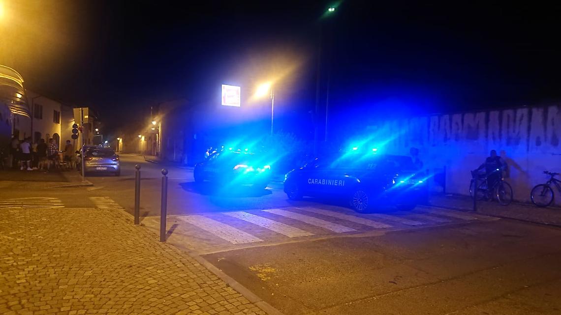Botte e insulti in centro: per fermare la rissa, arrivano i carabinieri