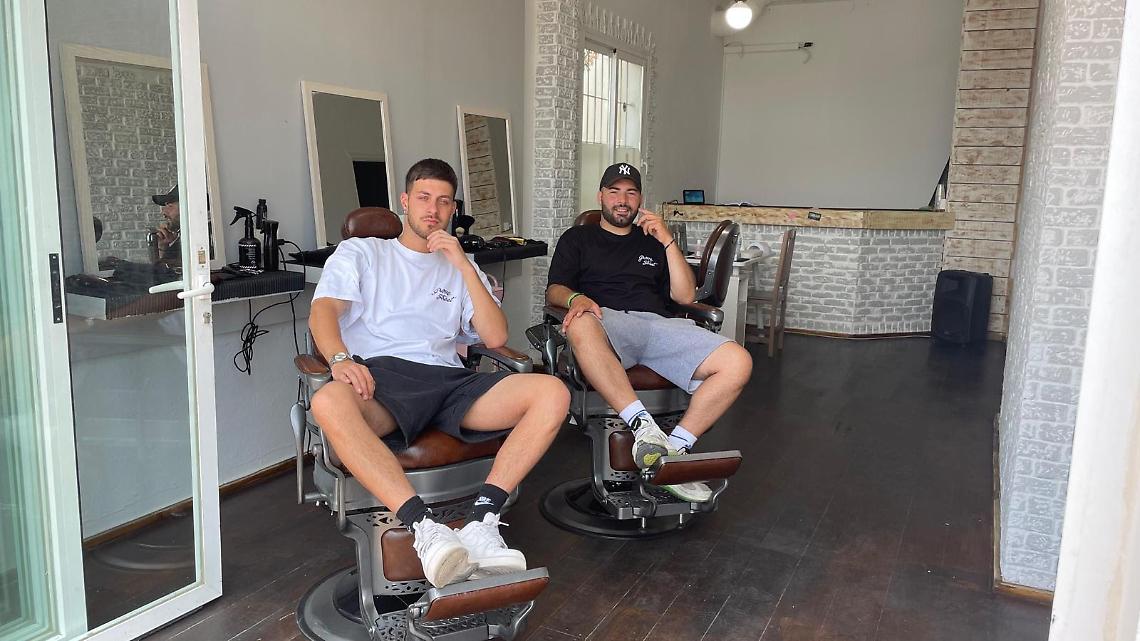 Domenico e Marco: da Strambino a Formentera per tagliare i capelli ai Vip