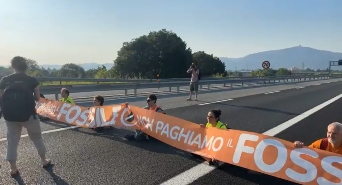 Blitz di Ultima Generazione, bloccata strada d'accesso a Torino