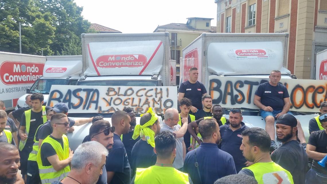 "Basta blocchi, vogliamo lavorare", scontro tra i lavoratori di Mondo Convenienza 