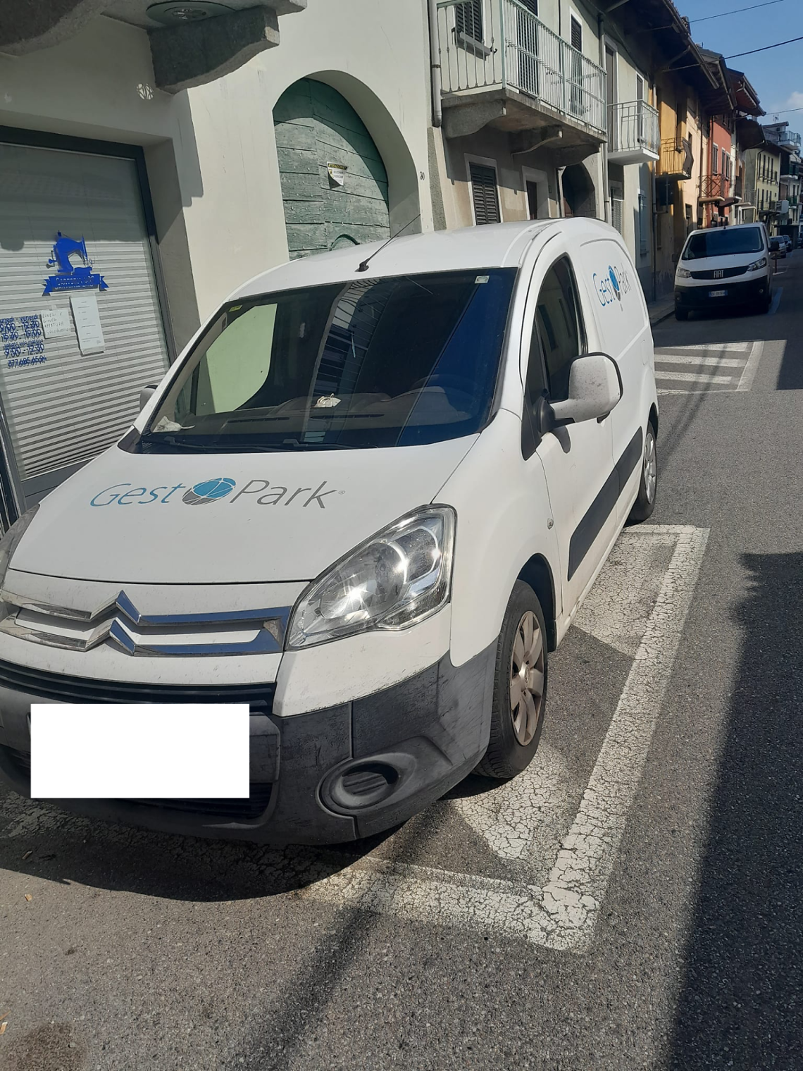 "Ausiliari del traffico parcheggiano l'auto in divieto di sosta mentre fanno le multe"