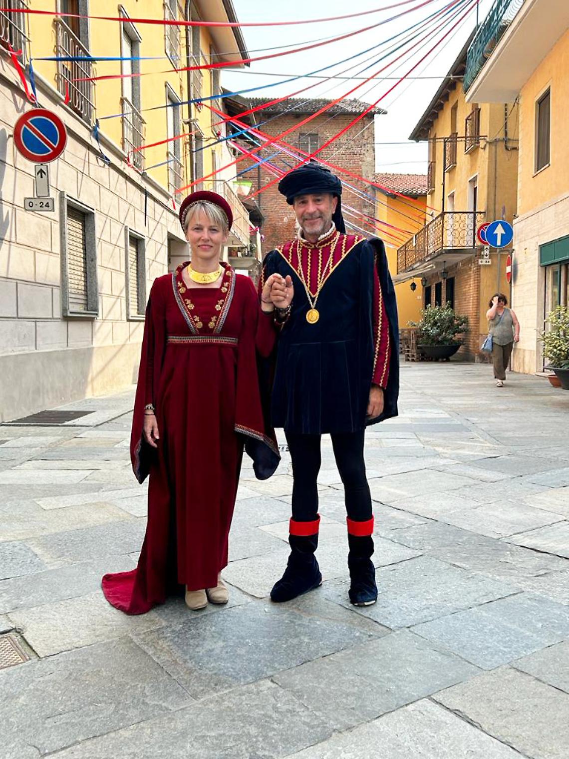Due figuranti nelle vie del centro