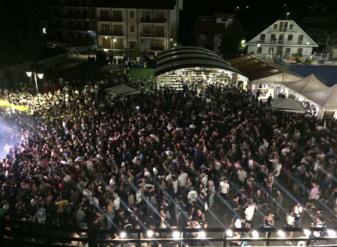 Piazza Grande Torino è diventata una discoteca all'aperto (foto Andrea Bucci)