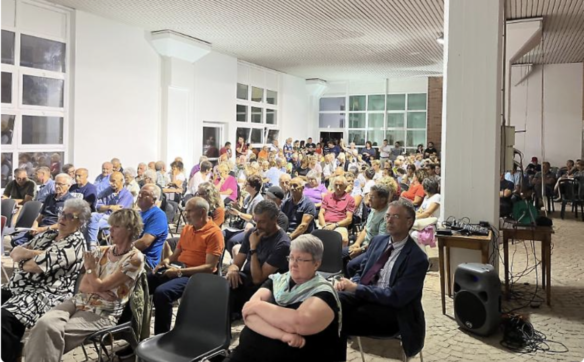 500mila euro di debiti per la casa di riposo che oggi ospita i migranti: cittadini infuriati