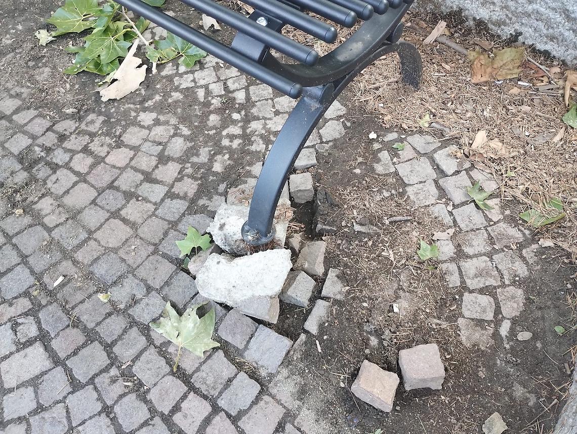 Due panchine sradicate