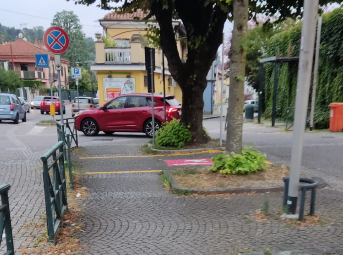 "Un parcheggio per i genitori che ostruisce il transito dei passeggini"