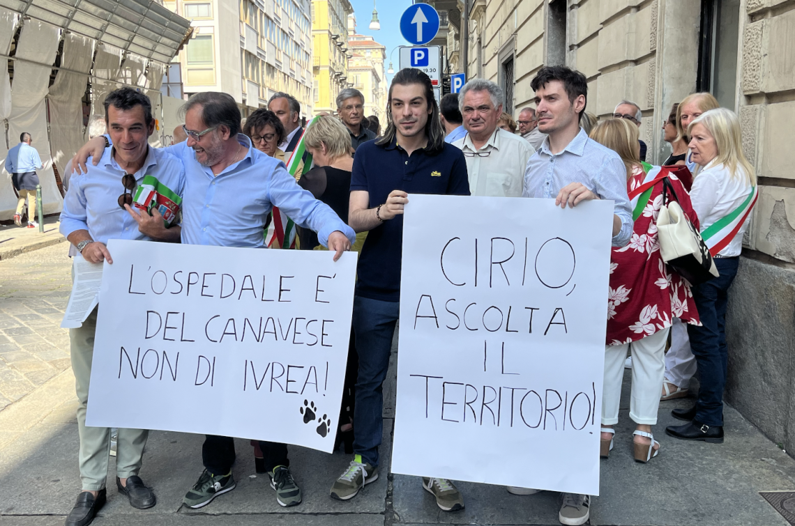 La protesta dei sindaci di fronte al consiglio regionale