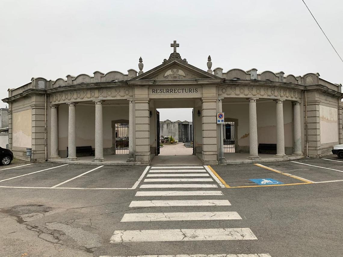 L’ingresso del cimitero crescentinese