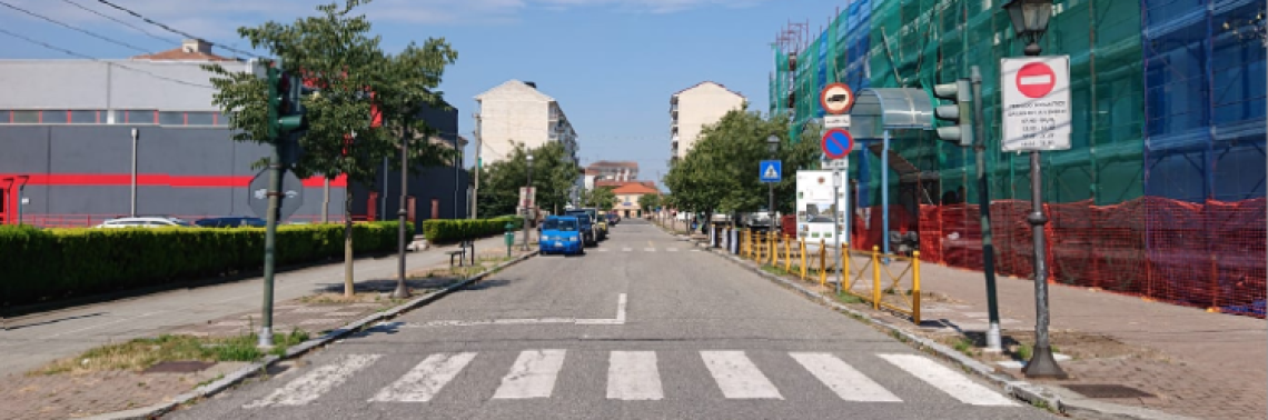 Il tratto del viale davanti alle scuole