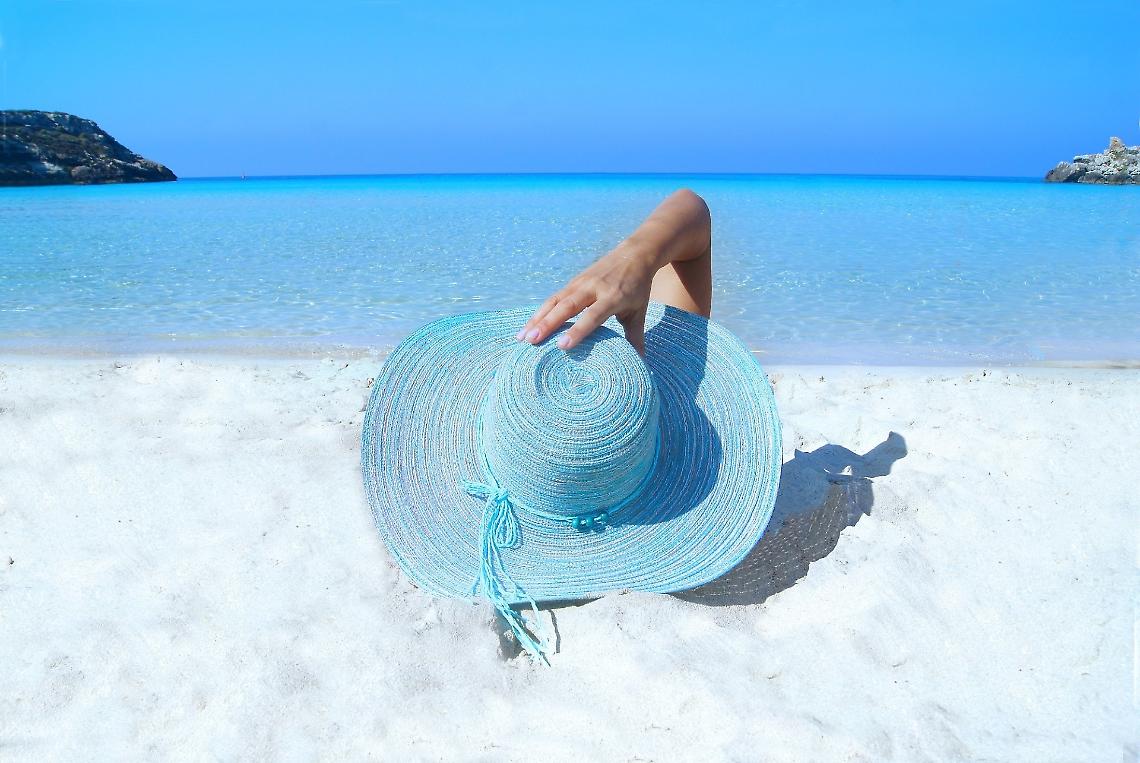 Buone vacanze ai parlamentari. Quest’anno hanno stabilito di essere molto stanchi e di meritare un mese e mezzo di chiusura.