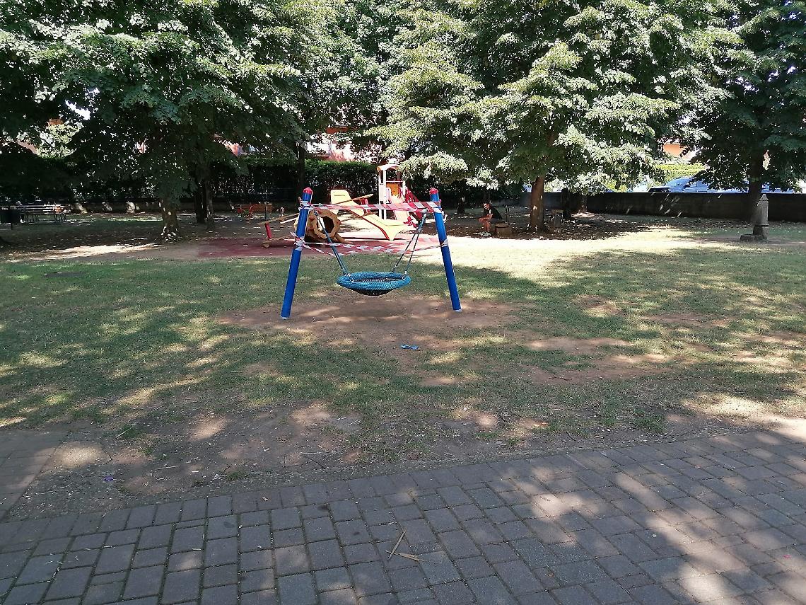 Vandali distruggono i nuovi giochi per bambini al parco 