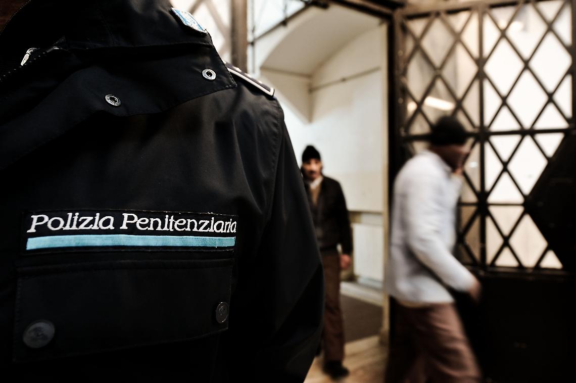 Cellulare nascosto sotto le piastrelle in cella di alta sicurezza: scoppia il caso a Saluzzo