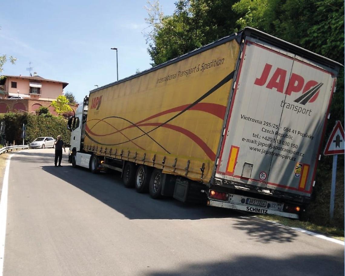 Un tir ribaltatosi a Sciolze