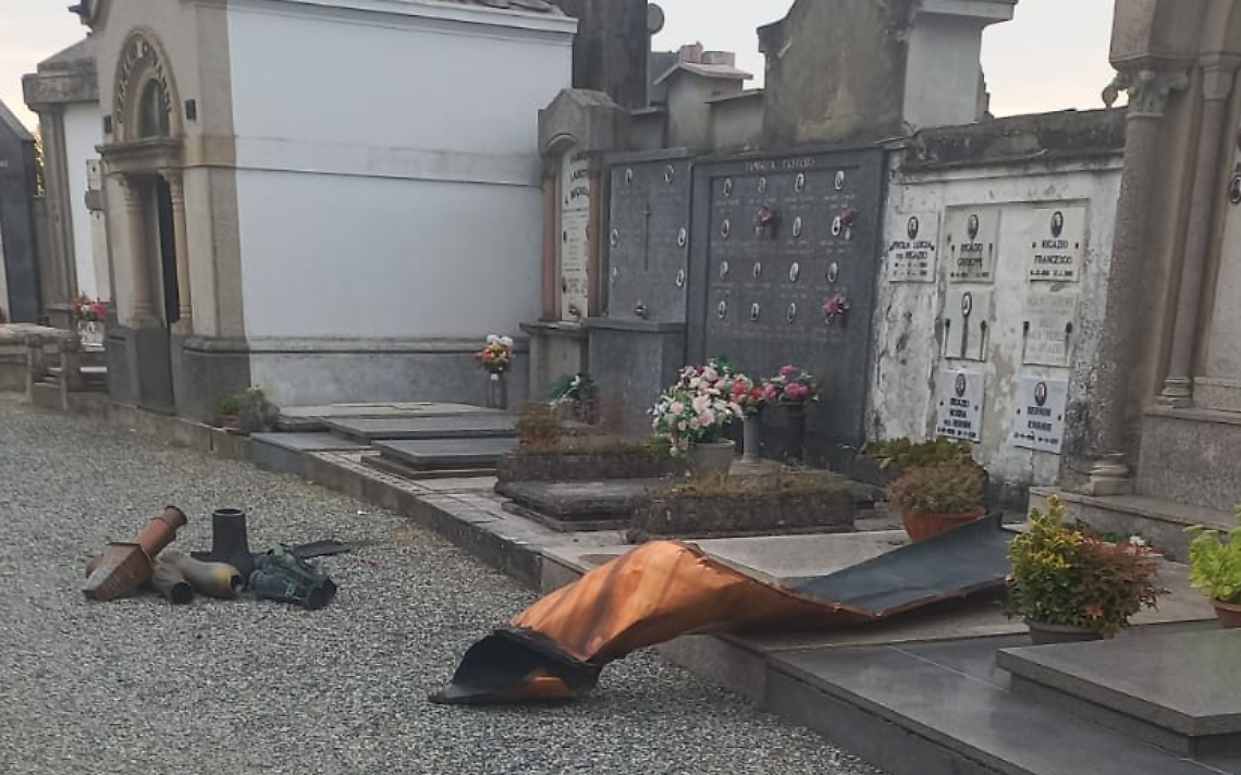 Ladri al cimitero