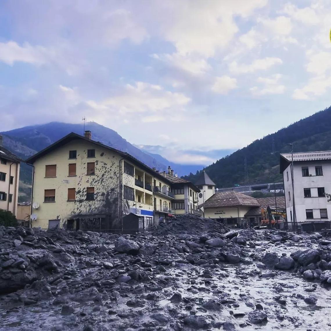 Un boato fortissimo. Poi il panico. Il ponte della stazione intasato