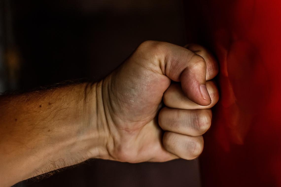 Aggredisce la madre a bastonate