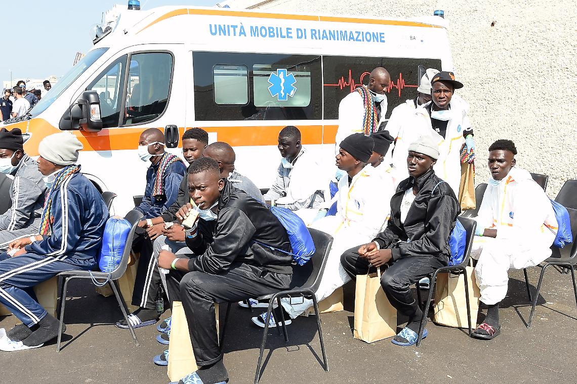I migranti scesi a Bari dalla Geo Barents