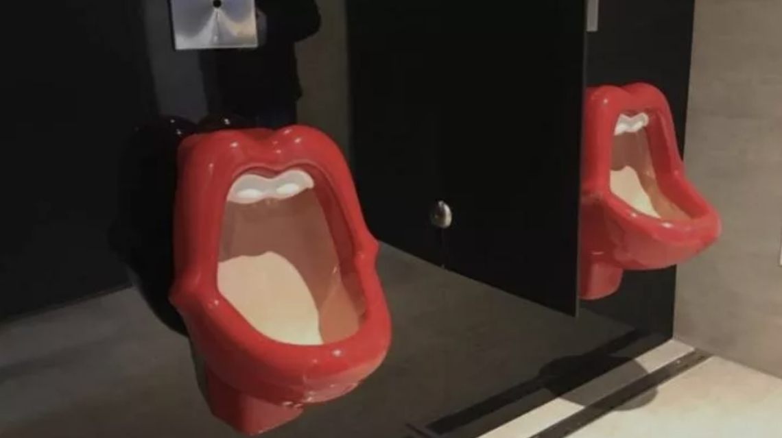 Orinatoi a forma di bocca di donna