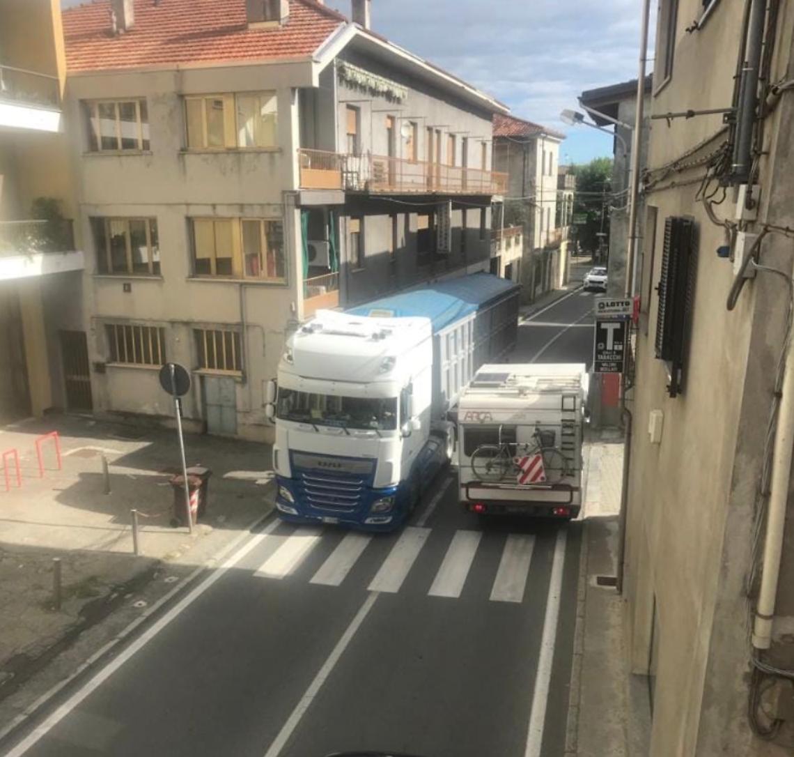 I tir in centro a Borgofranco 