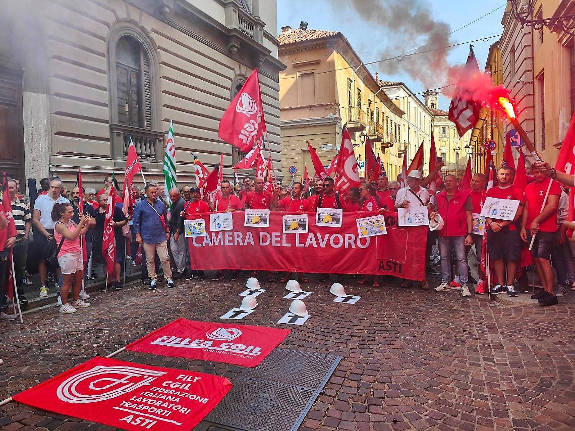 Strage di Brandizzo, i sindacati in corteo a Vercelli. Landini: "Serve cambiamento"
