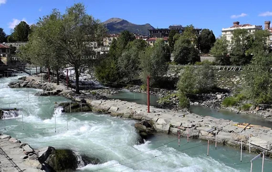 Ragazza si getta nella Dora a Ivrea