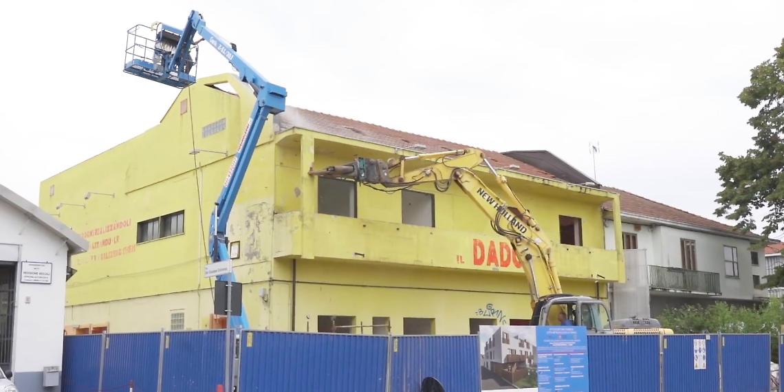 La demolizione dello storico edificio settimese 