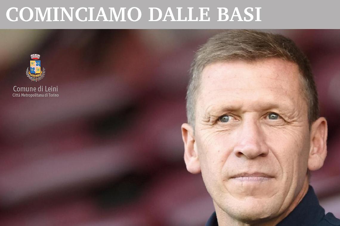 Una bandiera del Torino arriva in teatro