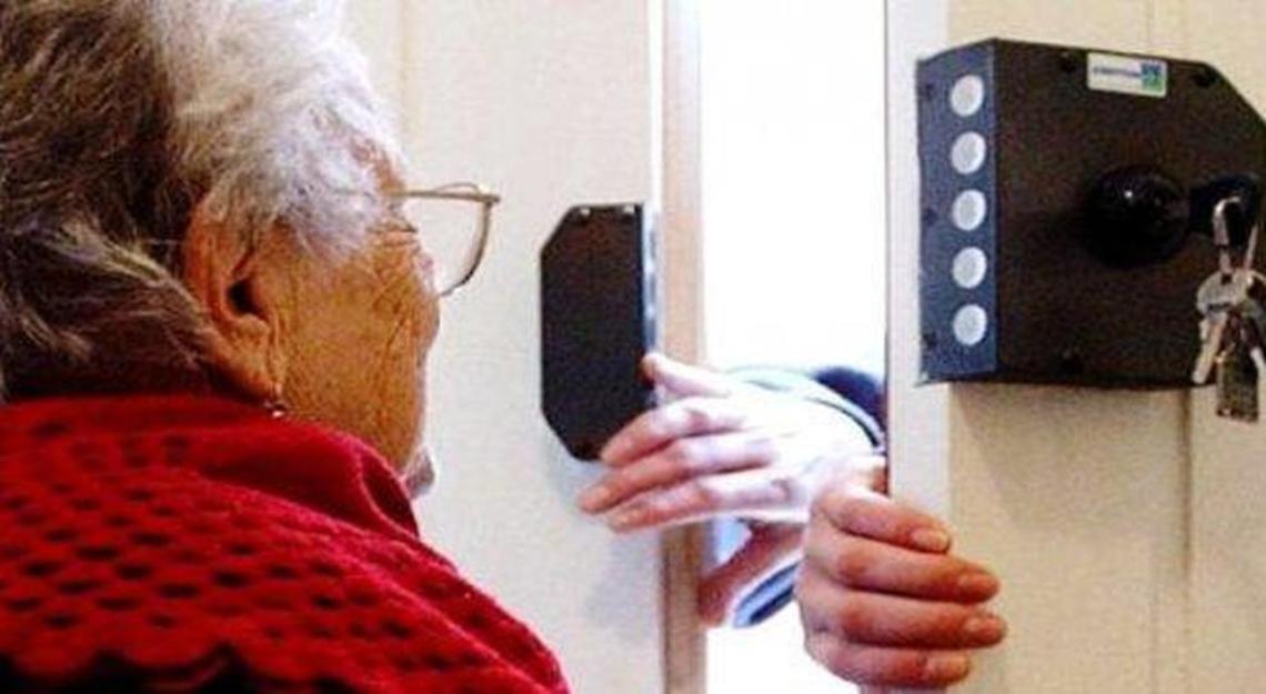 Riprendono le truffe in città: malintenzionati suonano ai campanelli per consegnare una "raccomandata"
