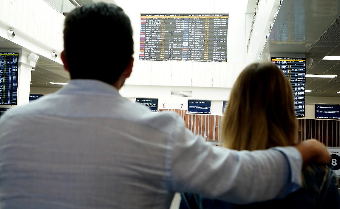 Sciopero voli: in migliaia lasciati a terra come capitò a Simona Ventura. Esulta il sindacato: "E' andata benone!"