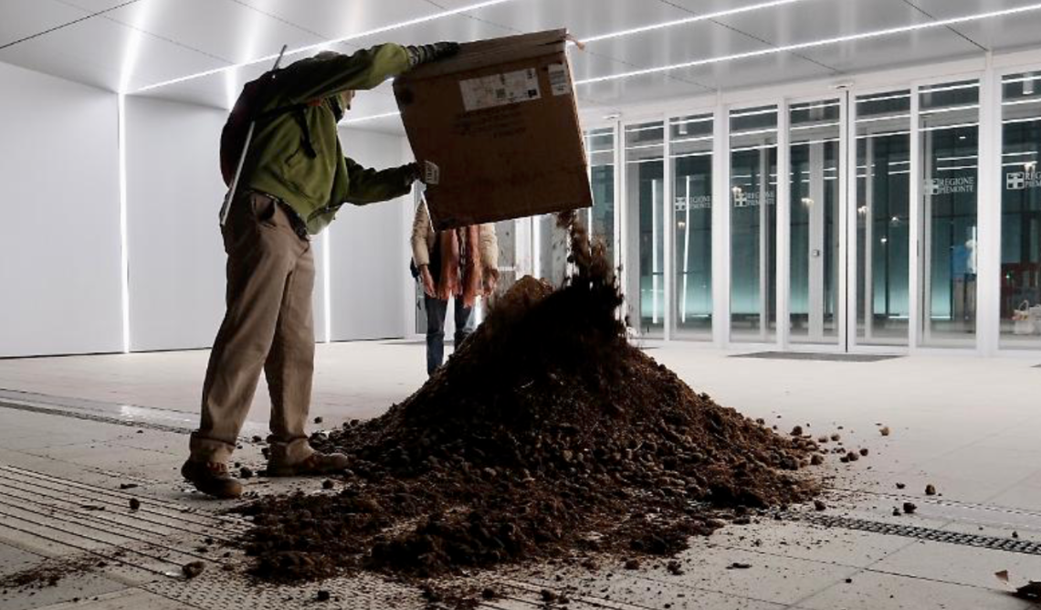 L'annuncio del Comune: "C'è puzza in città? Tranquilli è solo cacca!"