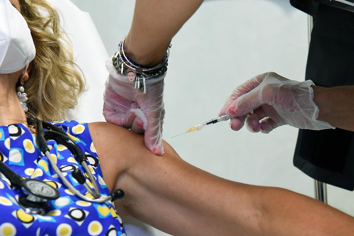 Arrivano in Italia i nuovi vaccini anti-Covid, Schillaci: "Gratis per tutti!"