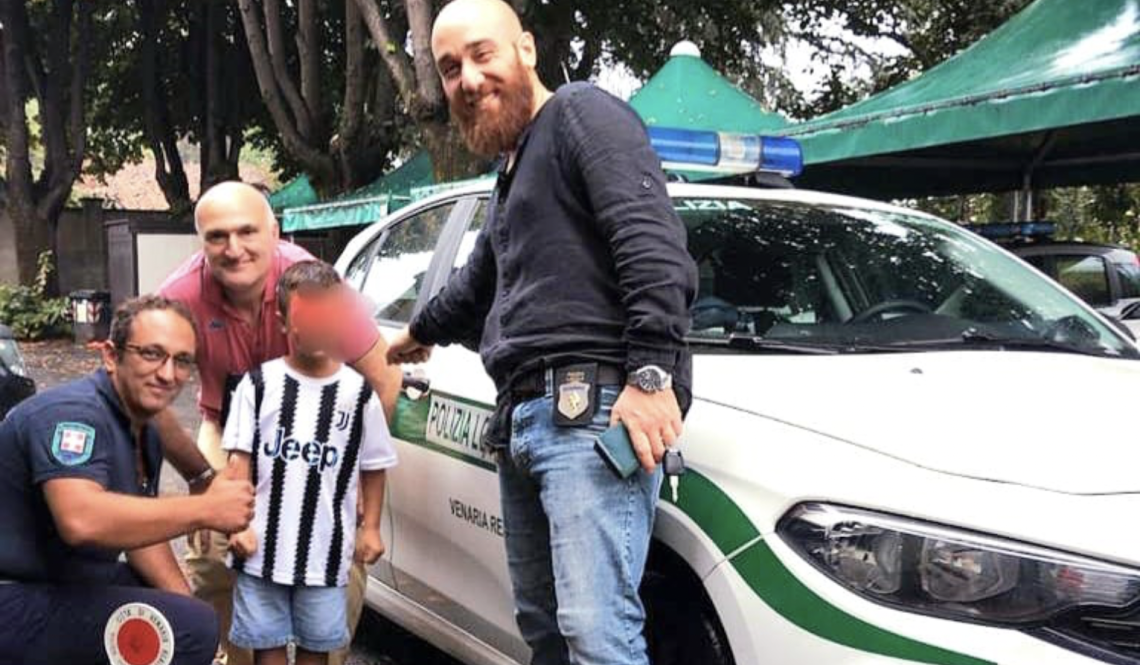 Il bambino assieme agli agenti