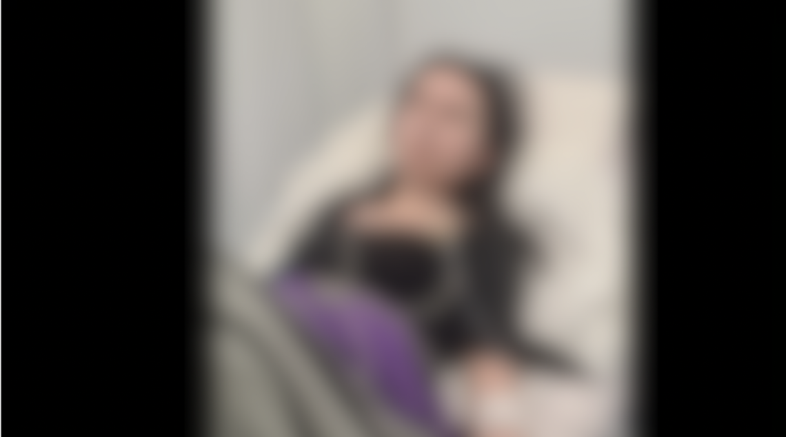 Rebecca, la 17enne malata in una foto postata su Facebook dalla mamma