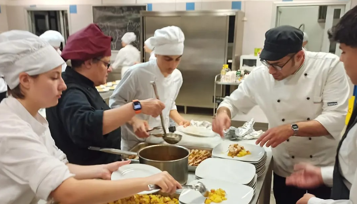 Allievi dell’Alberghiero trinese in cucina
