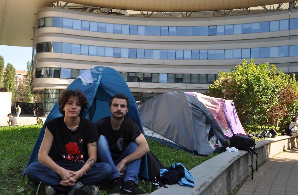 Studenti aggrediti da neofascisti a Torino: "Se aprite bocca vi sgozziamo"