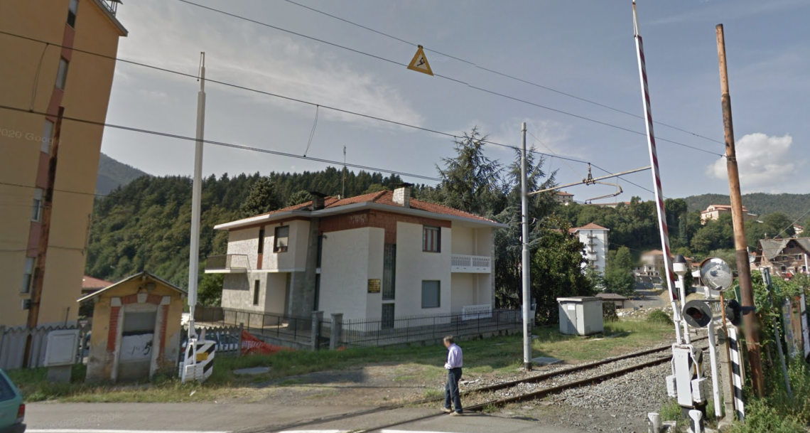 Il passaggio a livello di Lanzo (foto di repertorio)