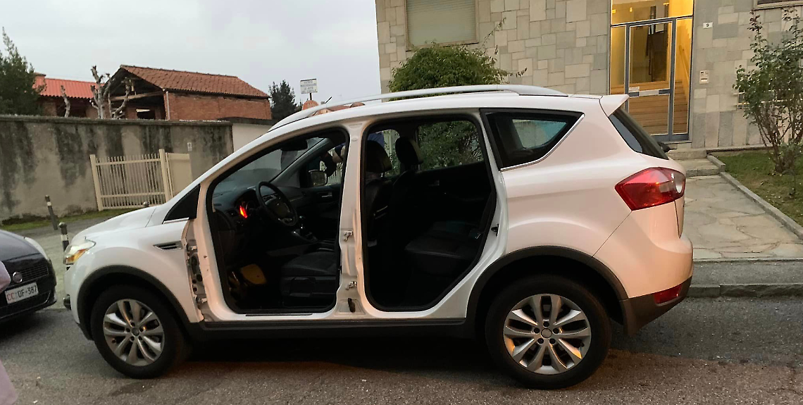 Ladri in azione: va a dormire e al mattino ritrova l'auto senza portiere