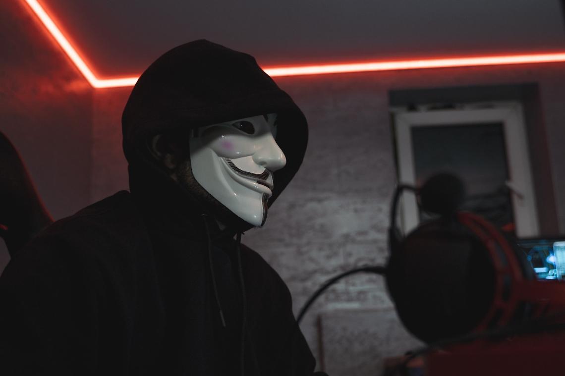 Agghiaccianti video di violenze sessuali su minori diffuse su internet: tre arresti