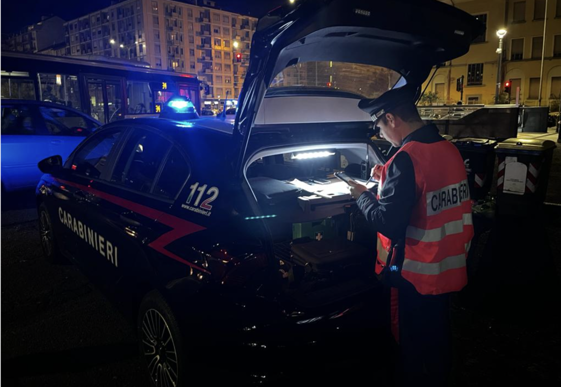 Vede i Carabinieri e ingoia l'ovulo di eroina: in manette un 22enne