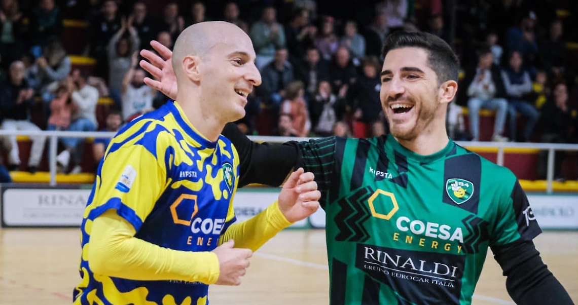 Cuzzolino e Tondi esultano dopo la rete dell'1-0