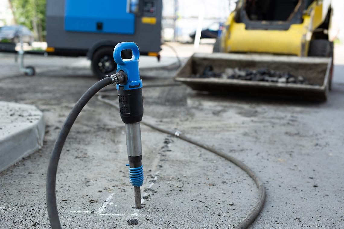 Strade colabrodo dopo la posa della fibra ottica. I cittadini protestano