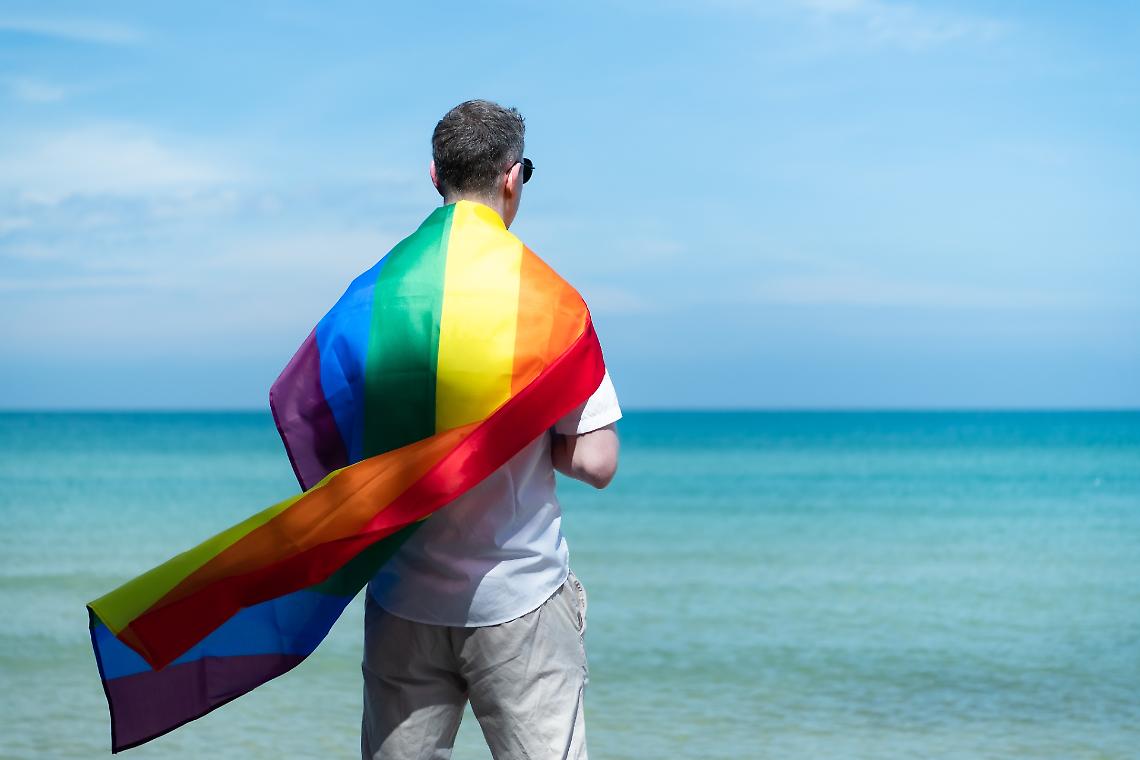 Legge il diario. Scopre che il figlio è gay, lo schiaffeggia e poi comincia ad umiliarlo
