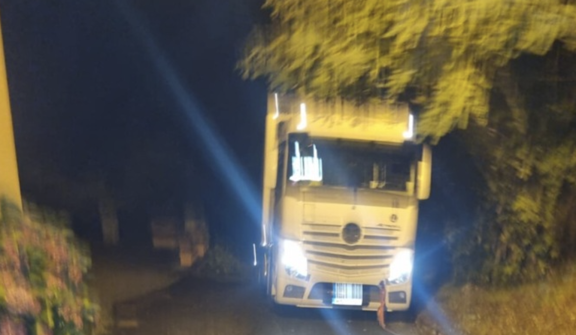 Un altro camion incastrato in collina: ma non c'era un divieto di transito?