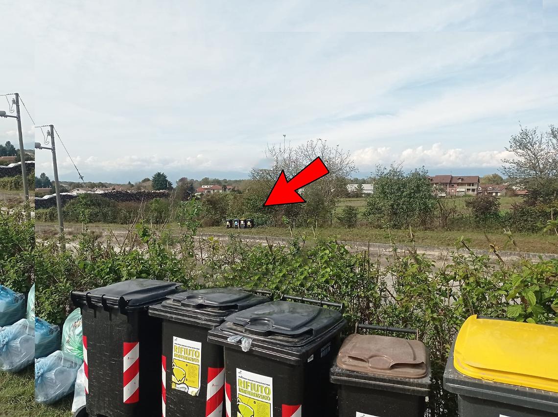 Saga dei bidoni dei rifiuti: li raccolgono dall'acqua, ma li mettono dalla parte sbagliata del canale 