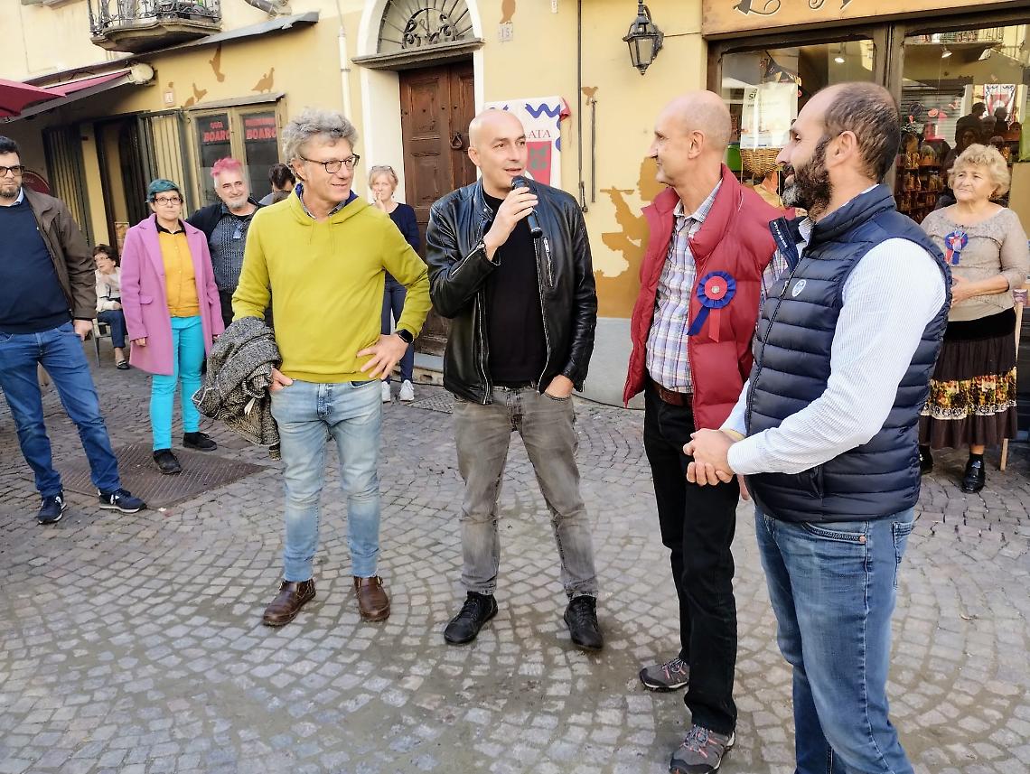 Castagne, frittelle e musica in piazza Maretta