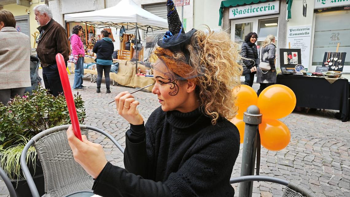 Streghe in via Arduino (Foto Franco Marino)