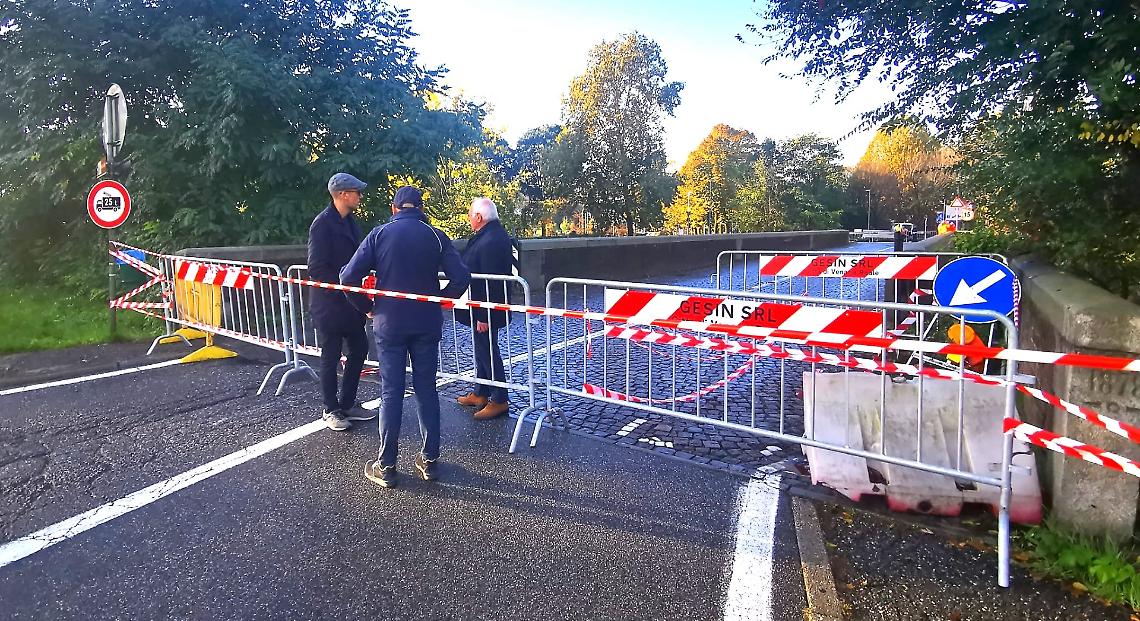 L'autista del pullman sente il ponte vibrare: chiuso al traffico